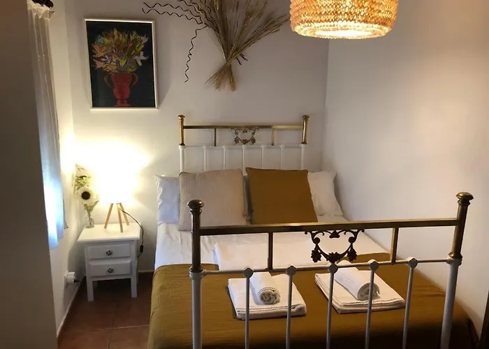 Apartamento Estudio De 50M2, Todo Exterior Y Con Patio, Ideal Para Parejas, Familias Con Ninos Pequenos Y Para Hospedajes De Largas Estancias, Con Techo Abuhardillado Y Una De Las Mejores Vistas De Toledo