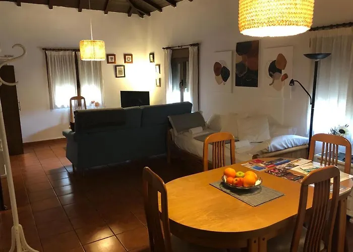 Apartamento Estudio De 50M2, Todo Exterior Y Con Patio, Ideal Para Parejas, Familias Con Ninos Pequenos Y Para Hospedajes De Largas Estancias, Con Techo Abuhardillado Y Una De Las Mejores Vistas De Toledo