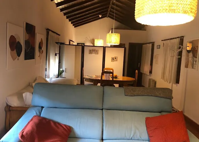 Apartamento Estudio De 50M2, Todo Exterior Y Con Patio, Ideal Para Parejas, Familias Con Ninos Pequenos Y Para Hospedajes De Largas Estancias, Con Techo Abuhardillado Y Una De Las Mejores Vistas De Toledo